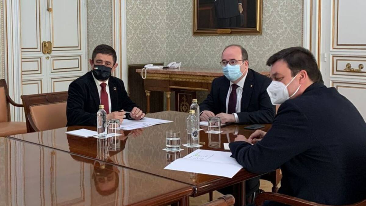 Francisco Reyes aborda con Iceta la situación socioeconómica del Gobierno central en la provincia