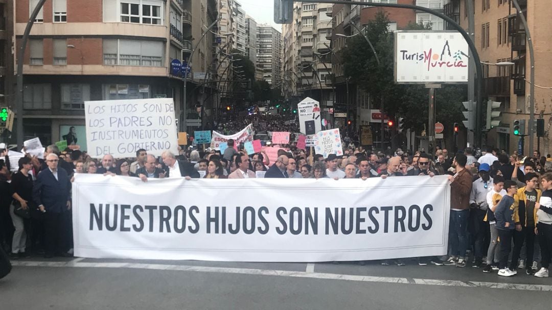 Una pancarta en la que se leía &quot;Nuestros hijos son nuestros&quot; abría la manifestación