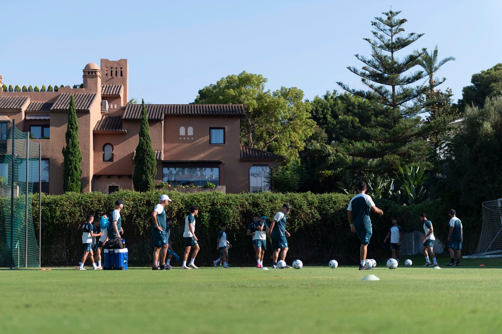 El Málaga CF se ejercita este martes en doble sesión en Estepona