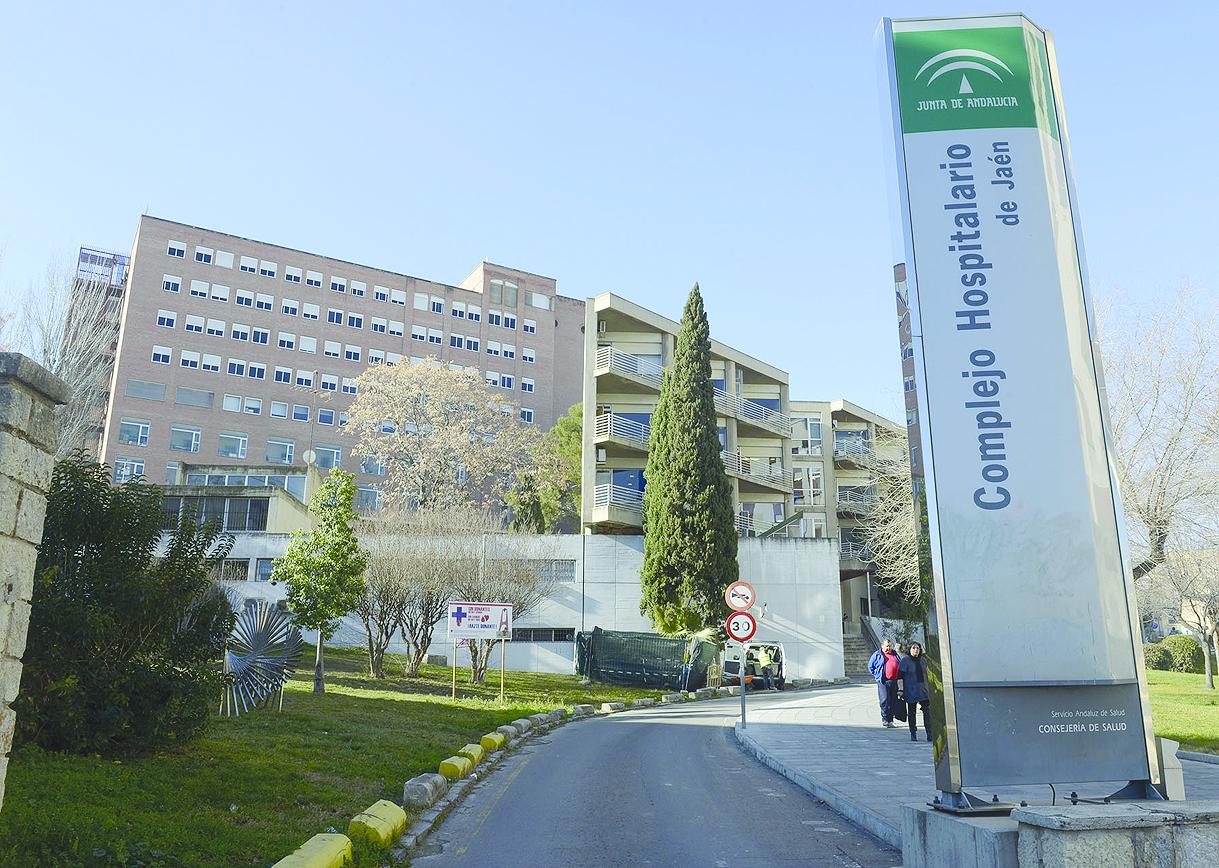 Puerta del Complejo Hospitalario de Jaén capital en un día soleado