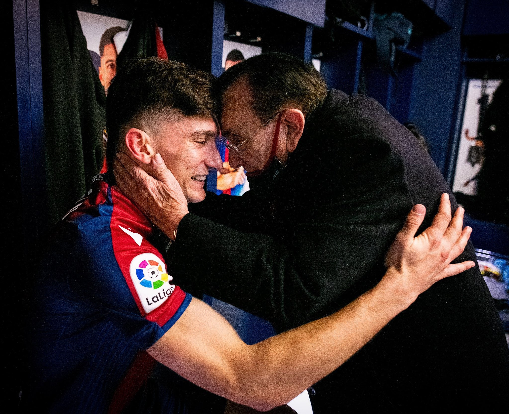 El Presidente de Honor del Levante, Paco Fenollosa abraza a Pepelu tras la victoria ante el Elche