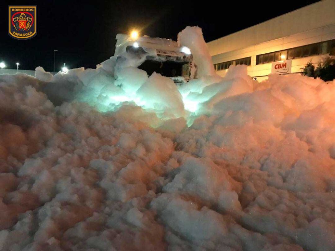 La espuma antiicendios alcanzó los 4 ó 5 metros de altura 