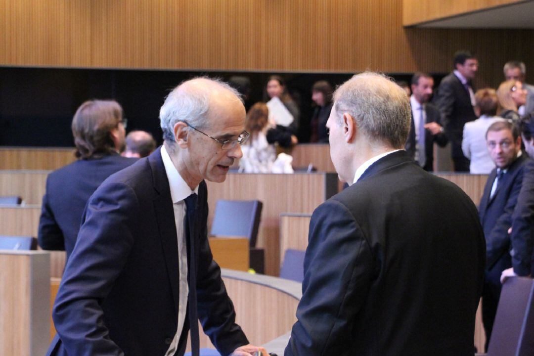 El cap de Govern, Antoni Martí, conversa amb el president del grup parlamentari mixt, Josep Pintat, moments abans de l'inici de la sessió.