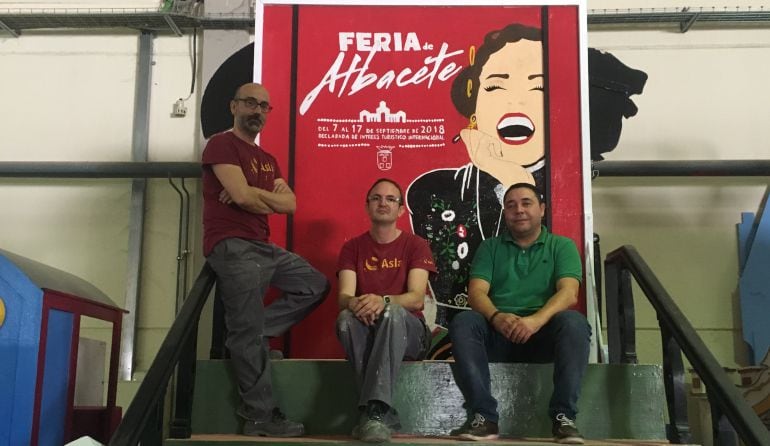 Francisco Martínez, director de ASLA, acompañado del jefe de taller, José Luis y uno de los trabajadores, Nacho