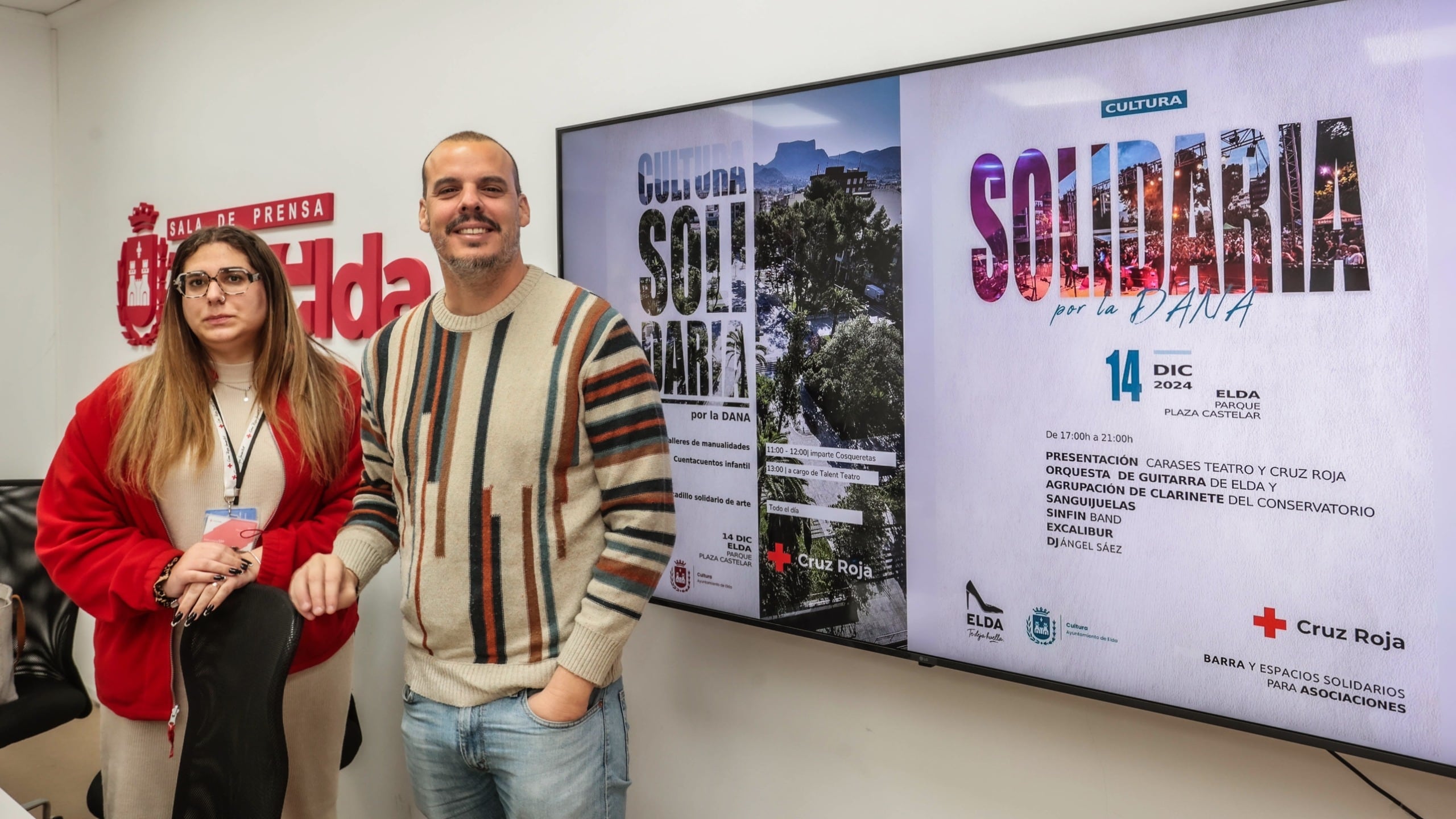 Zahara Reyes, representante de Cruz Roja Elda, junto a Iñaki Pérez, edil de Cultura de Elda