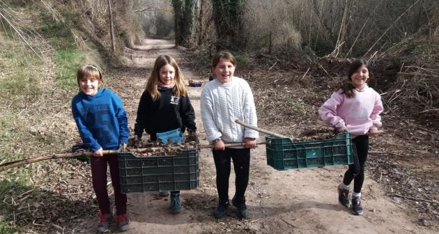 Alumnas de Olbas (Teruel) recogiendo hojas secas para la compostera.