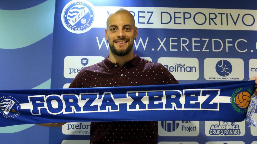 Kevin Levis posando en su presentación como jugador del Xerez DFC