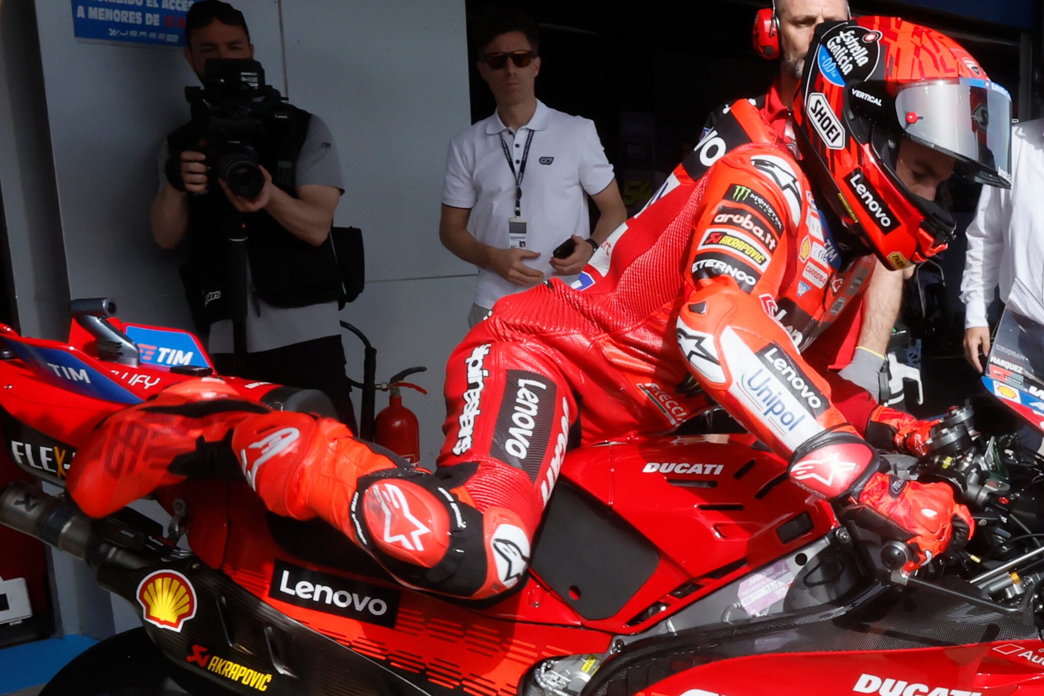 JEREZ DE LA FRONTERA (CÁDIZ), 25/04/2025.- El piloto español de Moto GP, Marc Márquez de Ducati Lenovo Team, durante el primer entrenamiento en el Gran Premio de España de Motociclismo que se celebra este fin de semana en el Circuito de Jerez-Ángel Nieto, puntuable para el Mundial de la especialidad, desde este viernes al domingo. EFE/José Manuel Vidal
