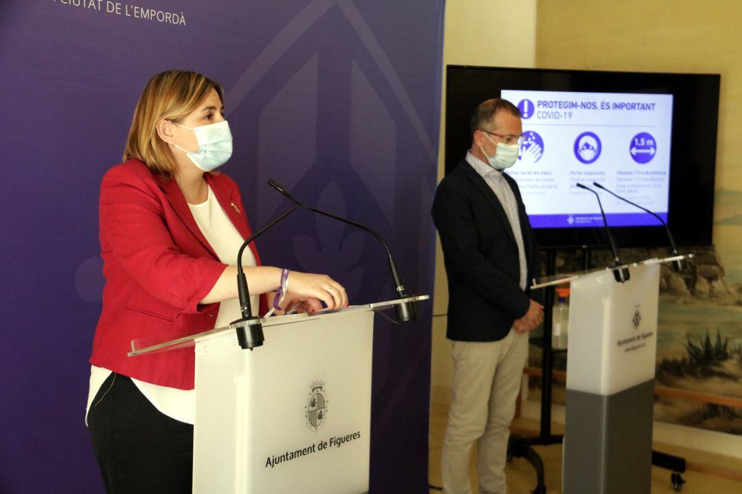 L'alcaldessa de Figueres, Agnès Lladó, i el vicealcalde, Pere Casellas, en la roda de premsa d'aquest dilluns