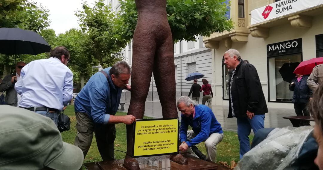 Colocando la placa provisional en el monumento &#039;Gogoan&#039;