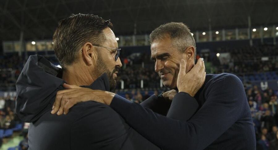 Saludo entre Pepe Bordalás y Gaizka Garitano en el Coliseum.