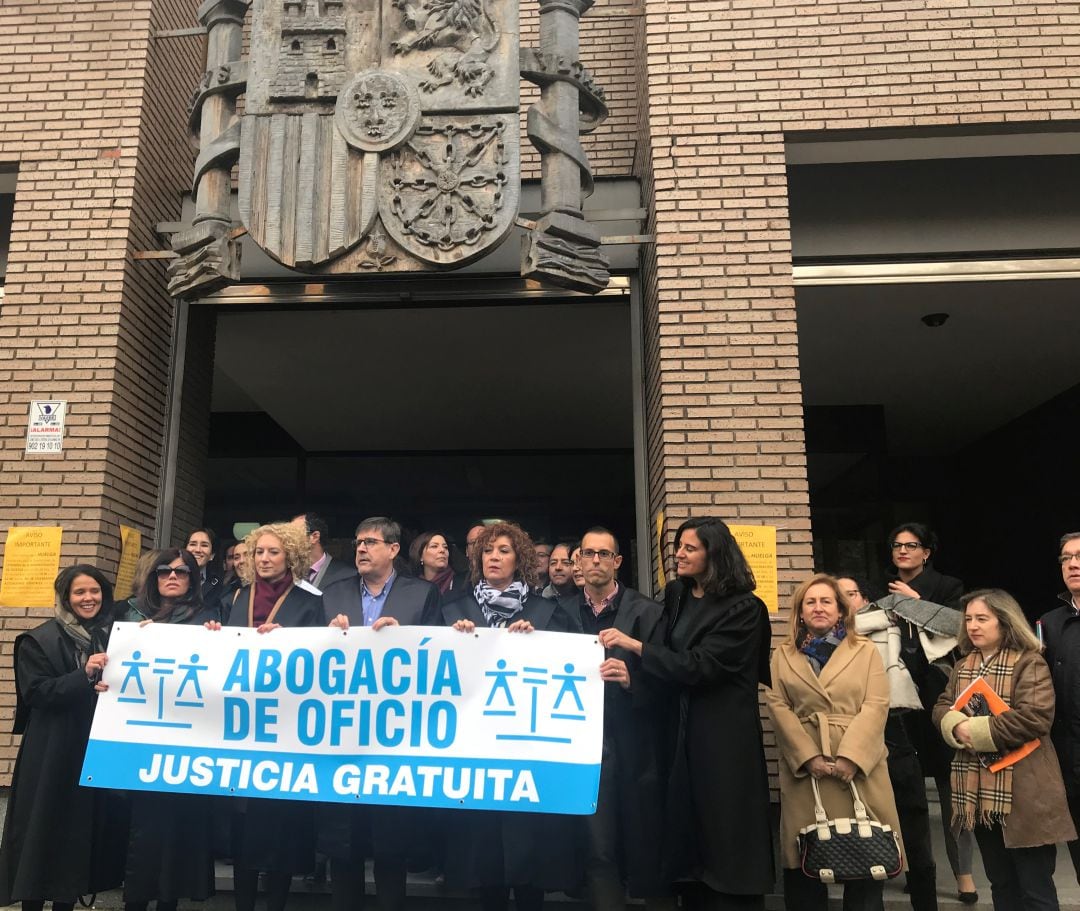 La concentración a las puertas de los Juzgados de Ponferrada