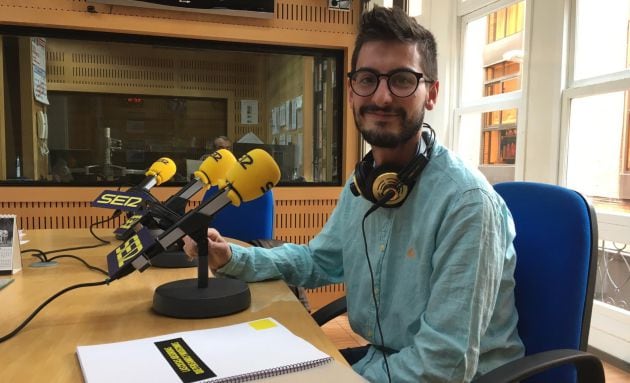 José Antonio Valera en los estudios de Radio Murcia