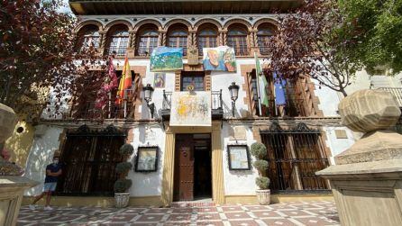 Obras expuestas en la fachada del Ayuntamiento, en el balcón principal de de Andreu Fons