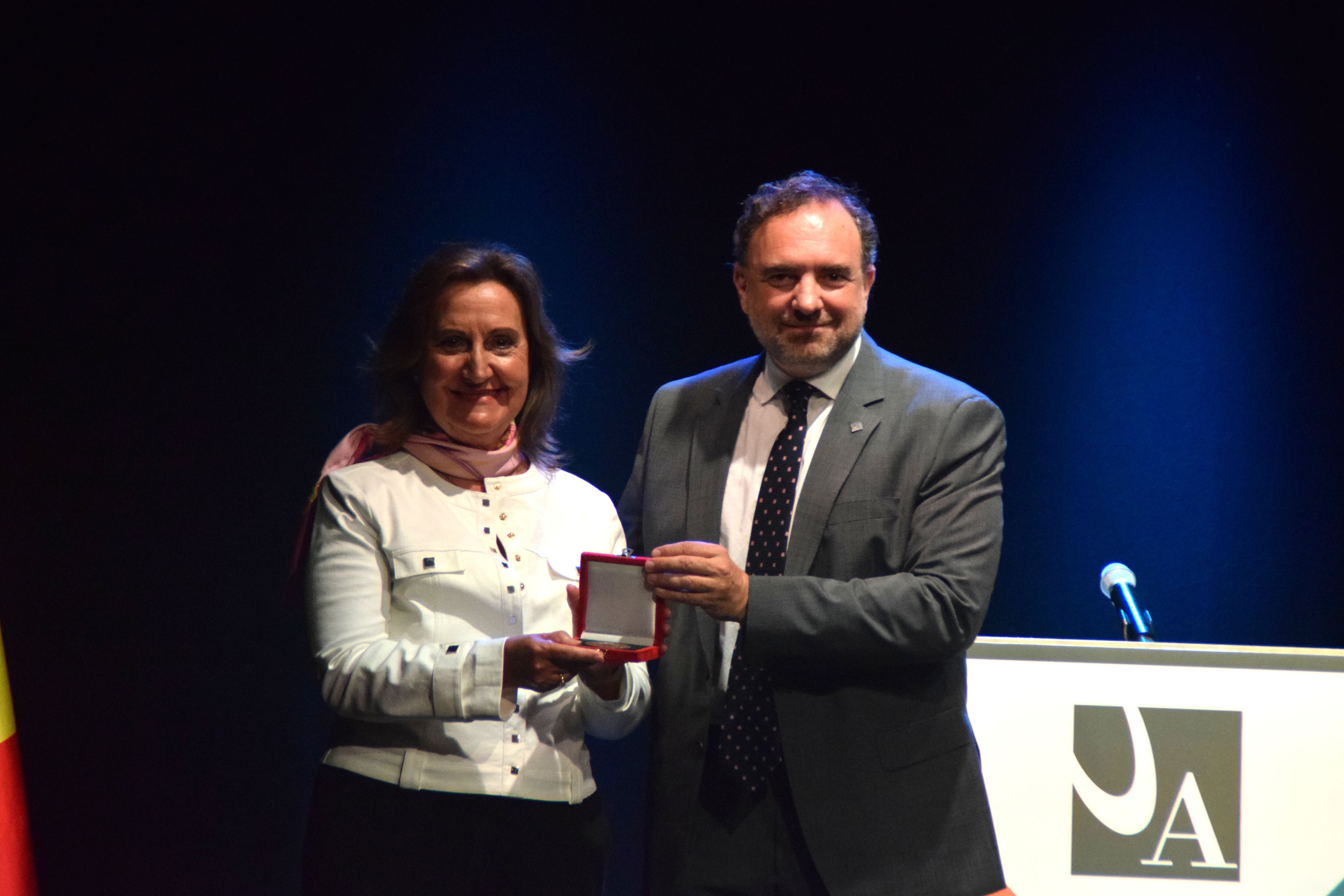 El rector de la Universitat d'Andorra Juli Minoves, fa el lliurament de la Medalla de la Universitat d’Andorra a la biotecnòloga canillenca, Magda Marquet.