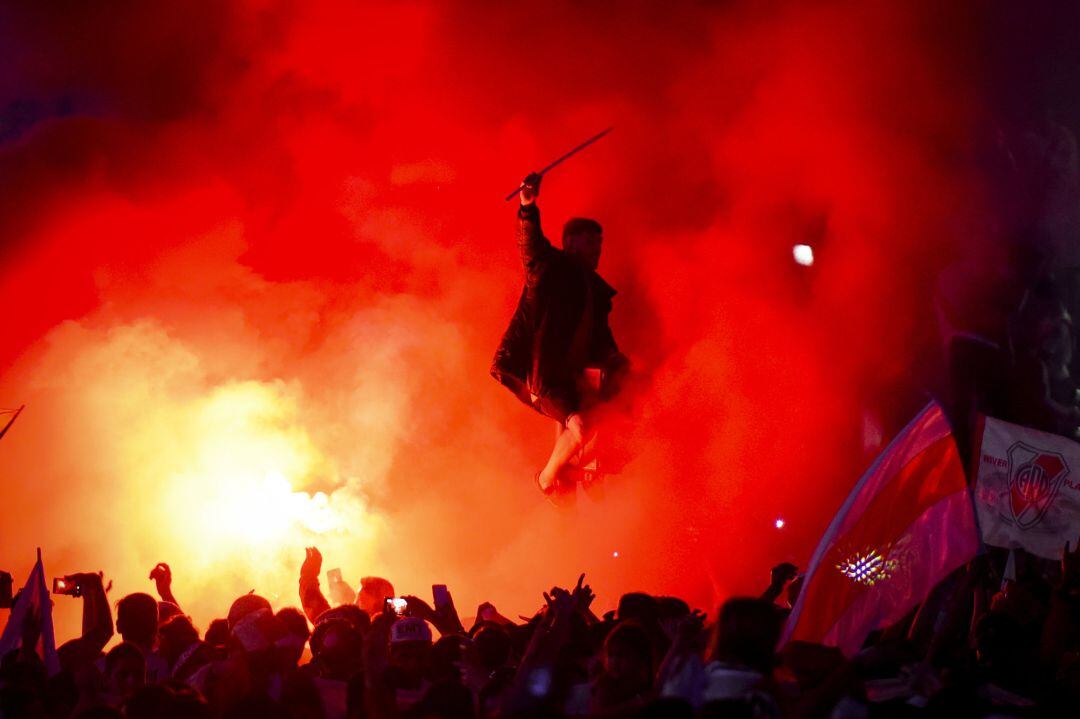 Aficionados de River celebran en Buenos Aies la victoria en la Copa Libertadores 2018.