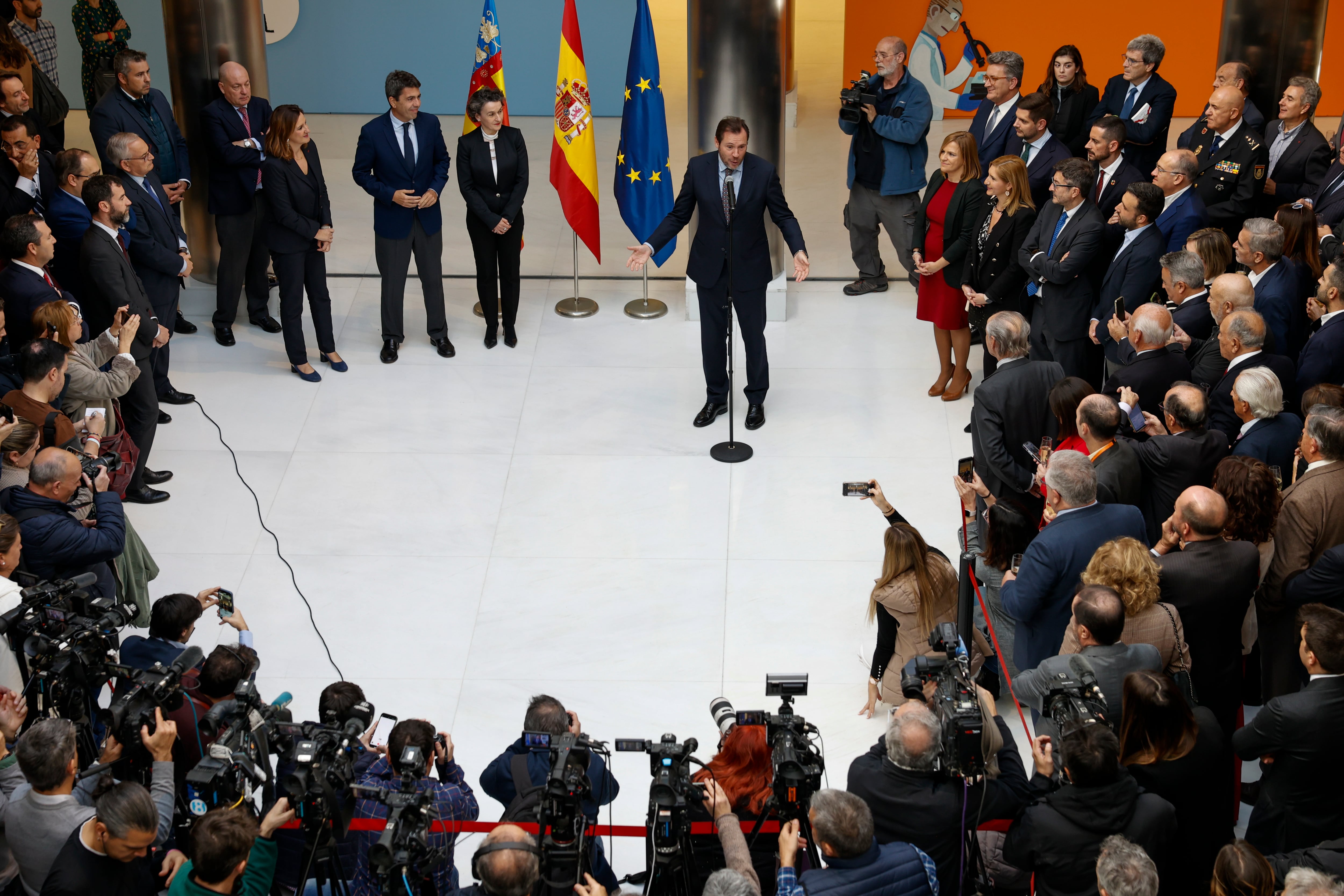 El ministro de Transportes, Óscar Puente; el president de la Generalitat, Carlos Mazón; la alcaldesa, María José Catalá; y la presidenta de la Autoridad Portuaria, Mar Chao; durante el encuentro en el que las autoridades valencianas esperan que el Gobierno exprese su apoyo a la ampliación norte de las instalaciones portuarias