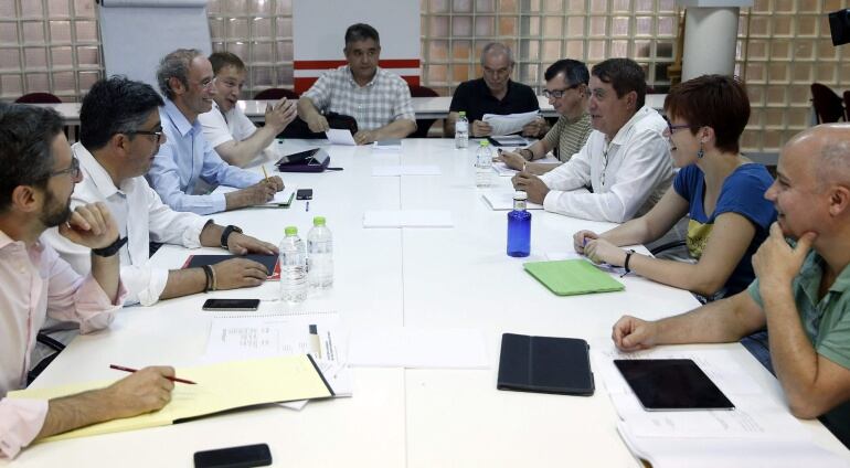 GRA016. VALENCIA, 20/06/2015.- Los equipos negociadores del PSPV y de Compromís celebran una nueva reunión de la que debería salir el acuerdo definitivo de gobierno, incluyendo el listado definitivo de conselleries que compondrán el futuro Consell. EFE/Kai Försterling