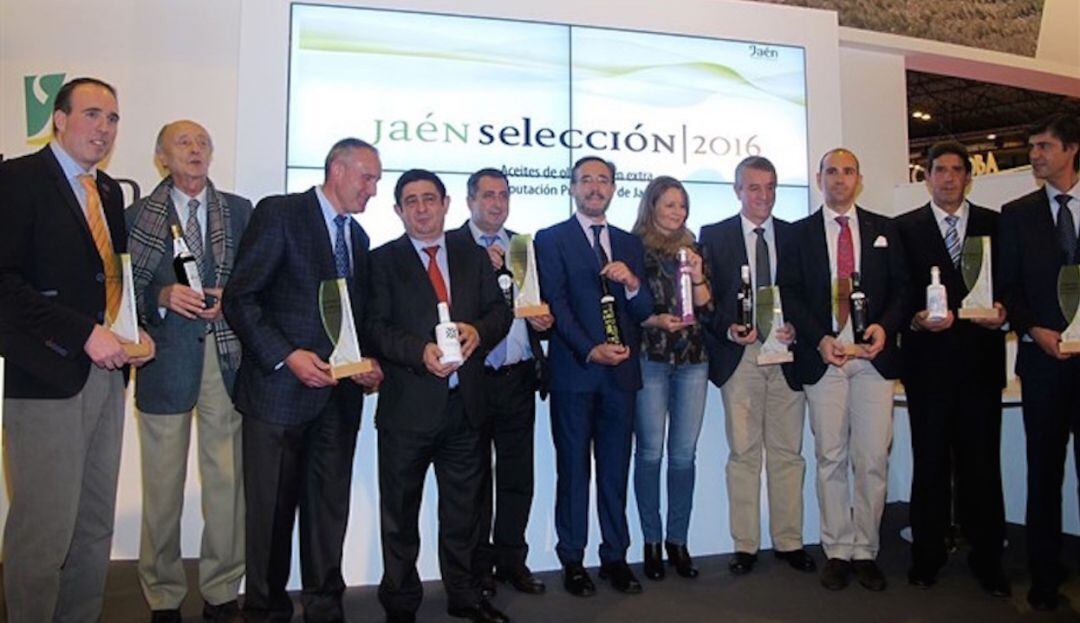 Ganadores de &#039;Jaén Selección&#039; en una edición pasada junto al presidente de la Diputación, Francisco Reyes, el consejero de Fomento, Felipe López, y la delegada del gobierno, Ana Cobo.