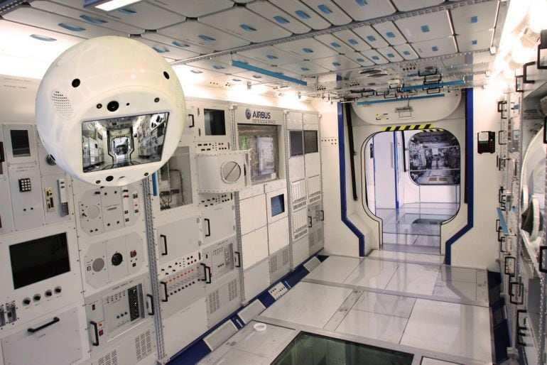 El robot CIMON trabajando en el interior de la Estación Espacial Internacional. 