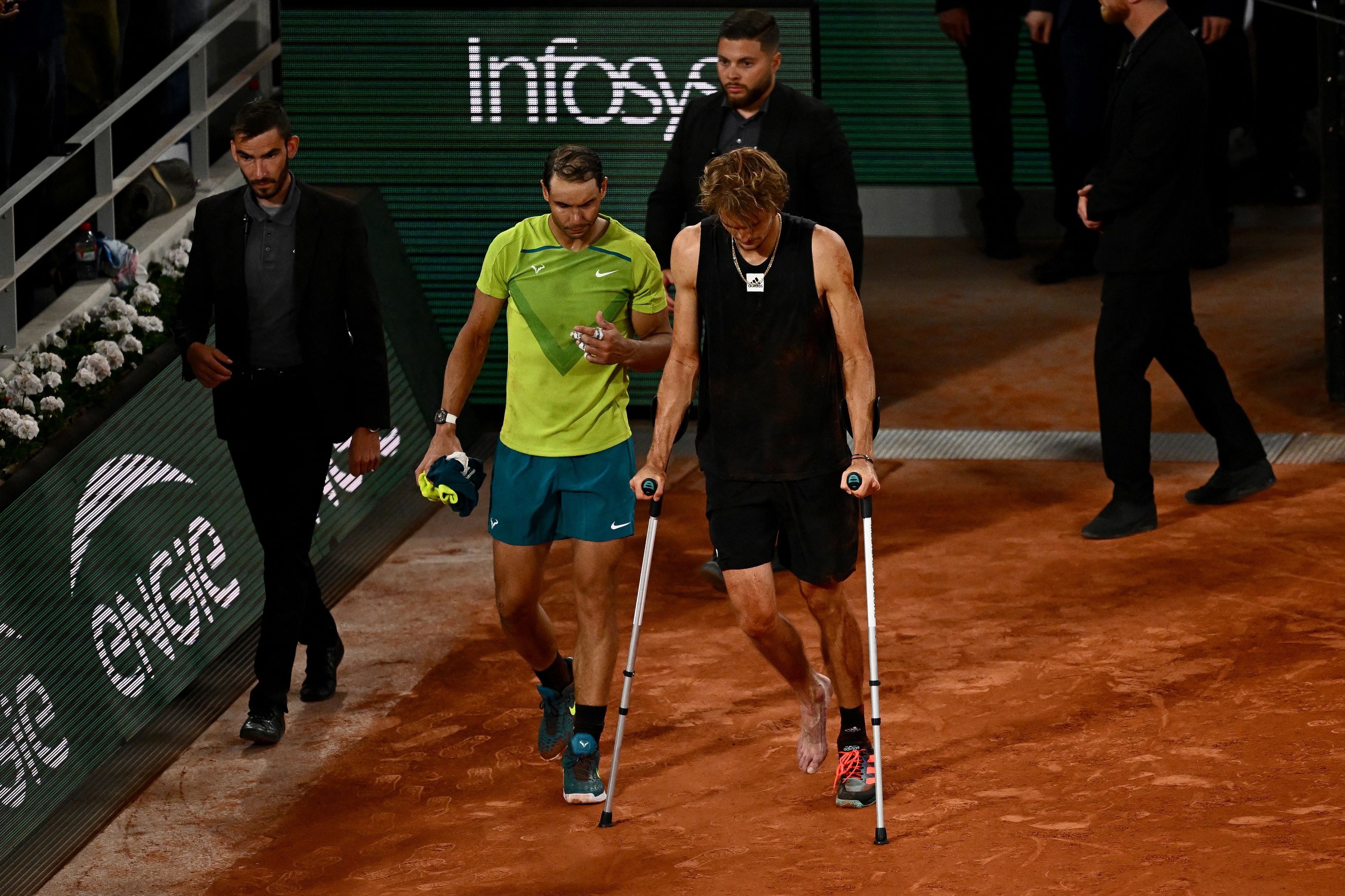 El alemán Zverev, sobre unas muletas, tras su lesión en Roland Garros. Rafa Nadal buscará su 14º título en París. (Photo by Anne-Christine POUJOULAT / AFP) (Photo by ANNE-CHRISTINE POUJOULAT/AFP via Getty Images)