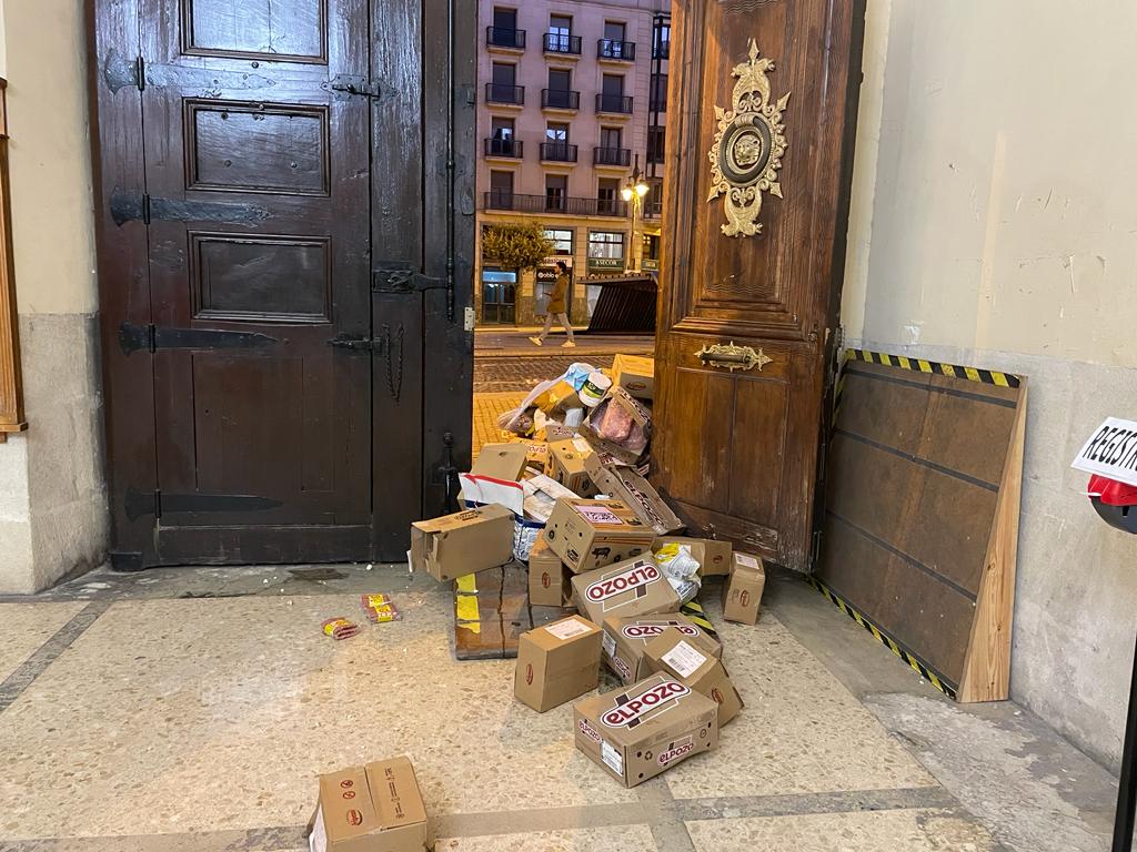 La basura y restos de comida arrojados a las puertas del Ayuntamiento