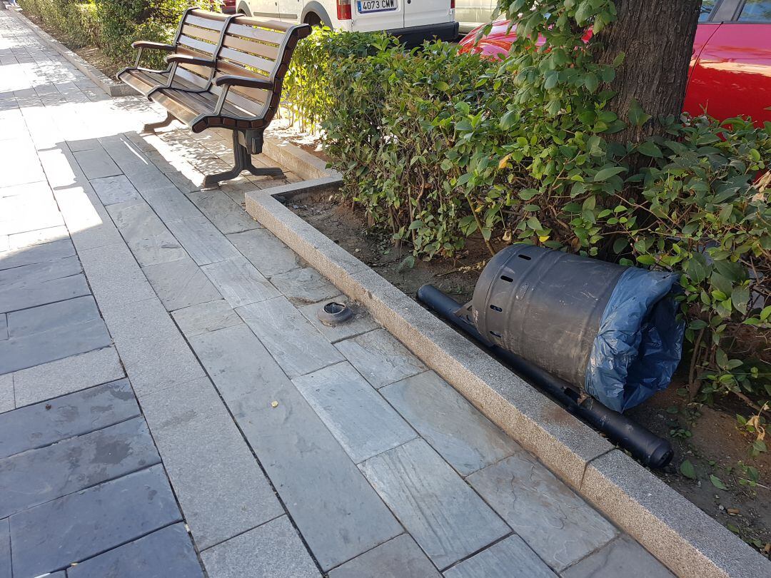 Papelera destrozada en el Paseo Fernández Iparraguirre