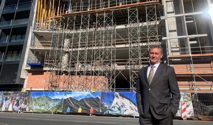 Josep Dos Santos davant les instal·lacions d'Unnic, encara en construcció.