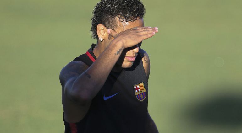 Neymar se cubre del sol durante un entrenamiento del Barcelona