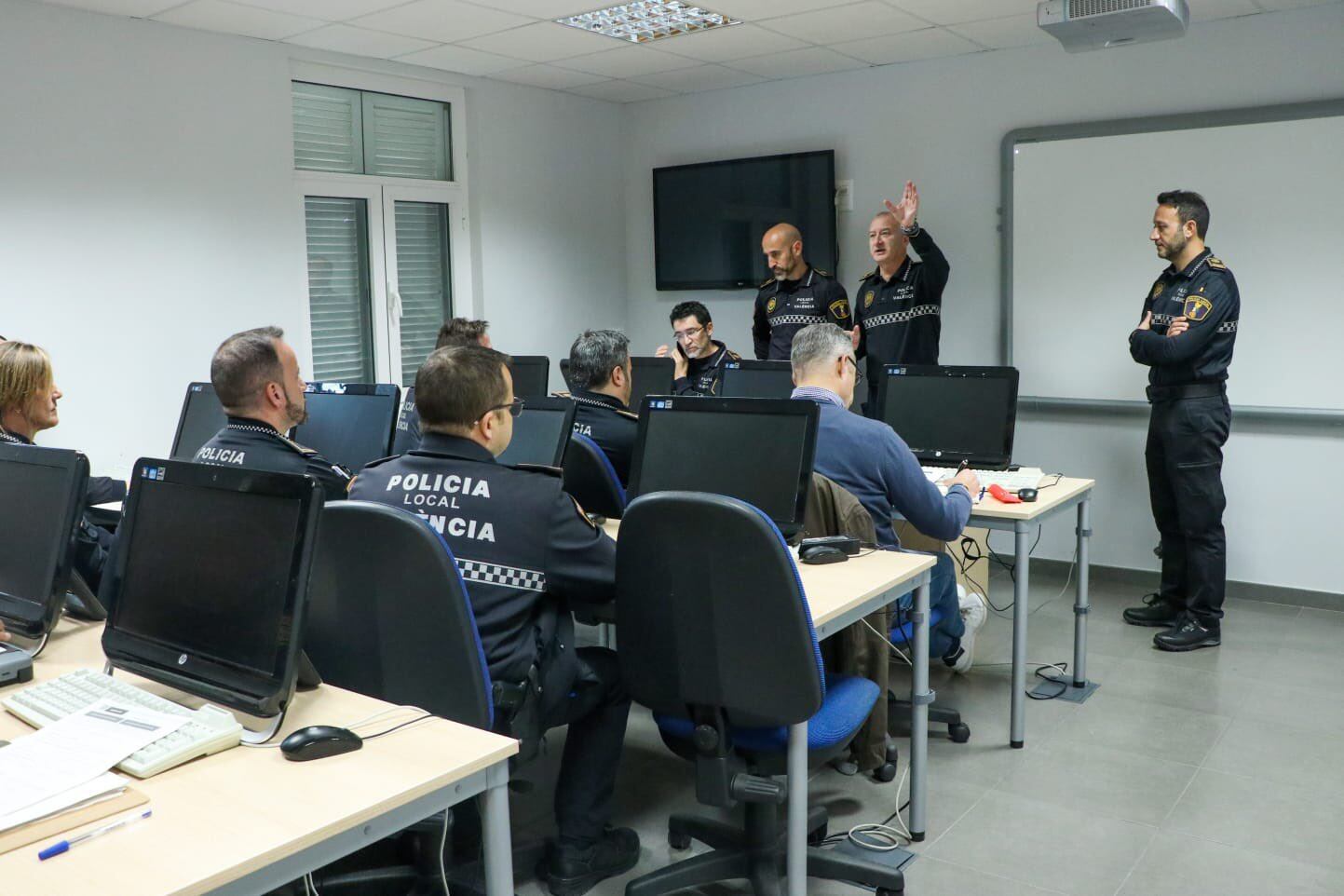 El concejal de Protección Ciudadana asiste a la reunión con los coordinadores del servicio de mediación express de todos los distritos para potenciarlo estas Fallas