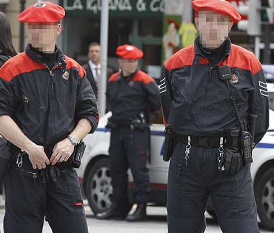 La nueva normativa del Gobierno vasco les obliga a dejar la 'txapela' en la oficina