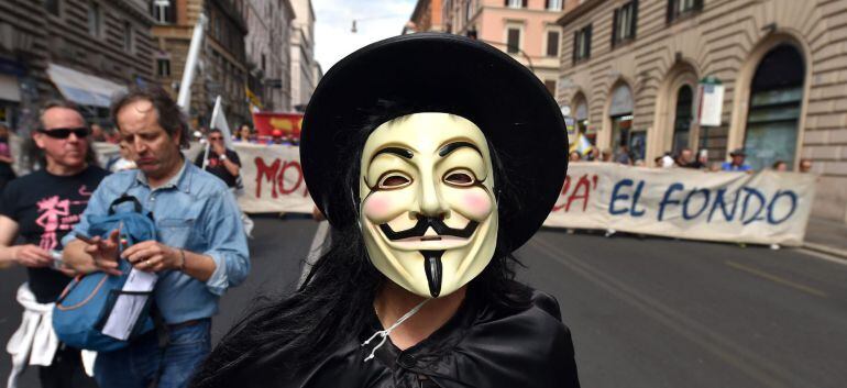  Rome (Italy), 07.05.2016.- A participant wearing a Guy Fawkes mask, asociated with the Anonymous movement, takes part in a rally to protest against the Transatlantic Trade and Investment Partnership (TTIP), the free trade agreement between the European U