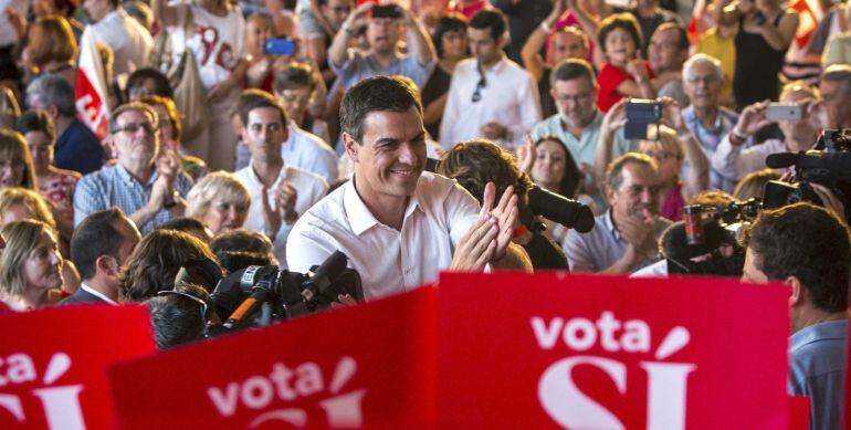  El candidato del PSOE a la presidencia del Gobierno, Pedro Sánchez, a su llegada acto central de la campaña electoral socialista en Valencia en una cena con militantes en el Umbracle de la Ciudad de las Artes y las Ciencias de Valencia. 