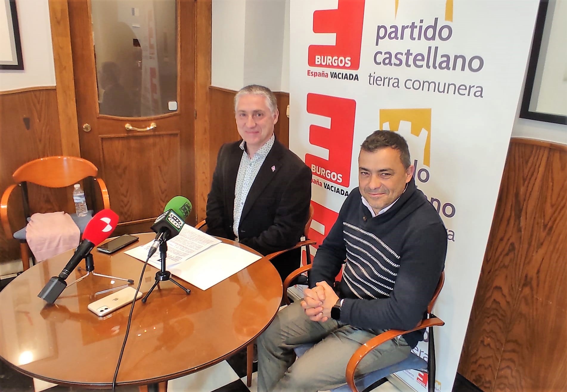 De izquierda a derecha, Domingo Hernández (presidente del Partido Castellanista en Burgos) y Juanjo Asensio (coordinador provincial de España Vaciada) presentando la candidatura a las próximas Elecciones Municipales. / Foto: Radio Castilla