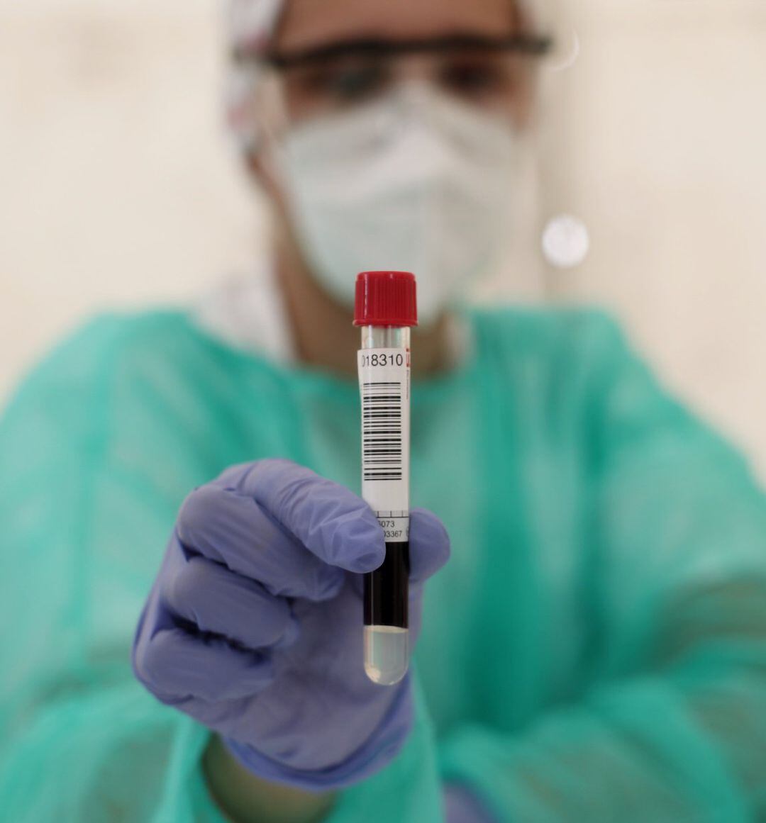 Un sanitario muestra un tubo de ensayo con muestras de un paciente durante la quinta jornada del test serológico masivo de coronavirus 
