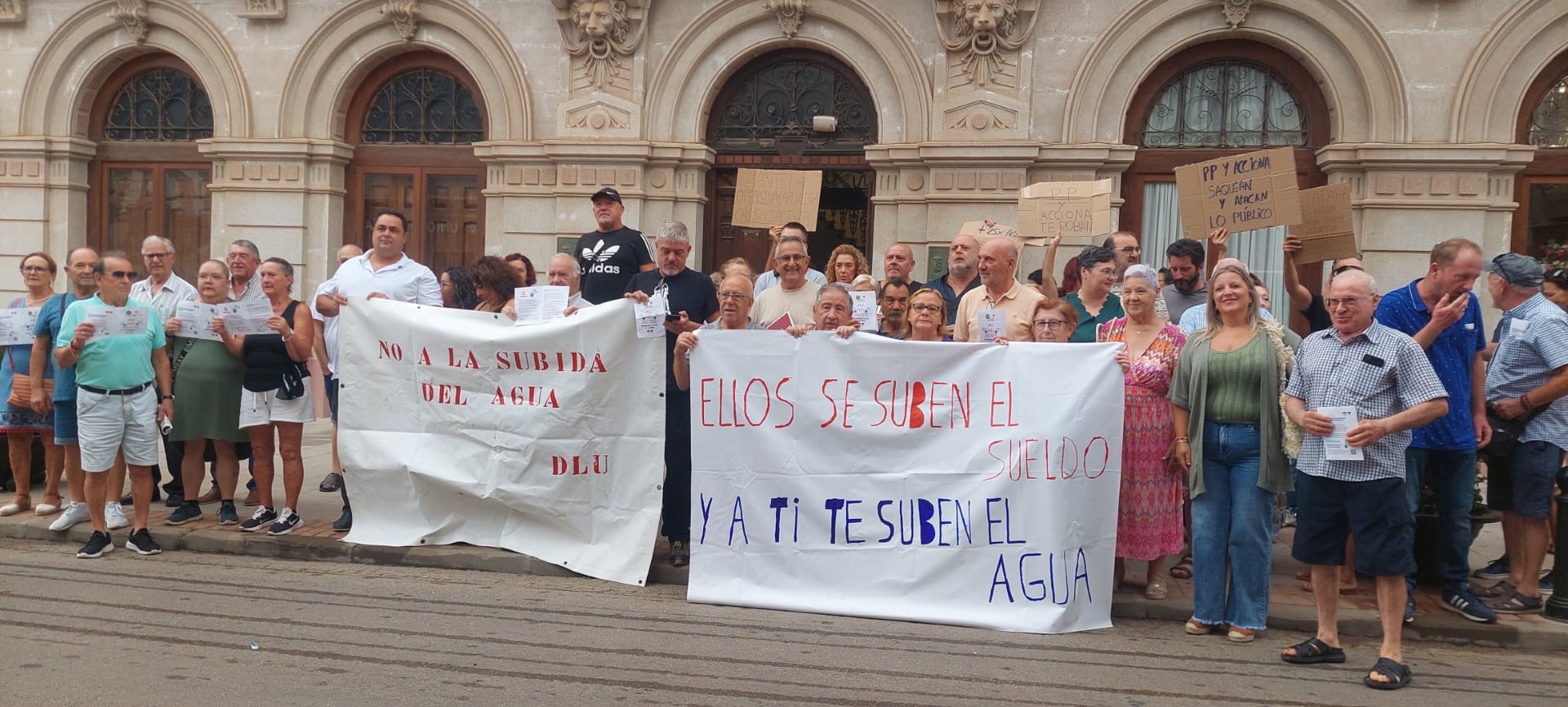 Vecinos y grupos políticos concentrados frente al Ayuntamiento de La Unión