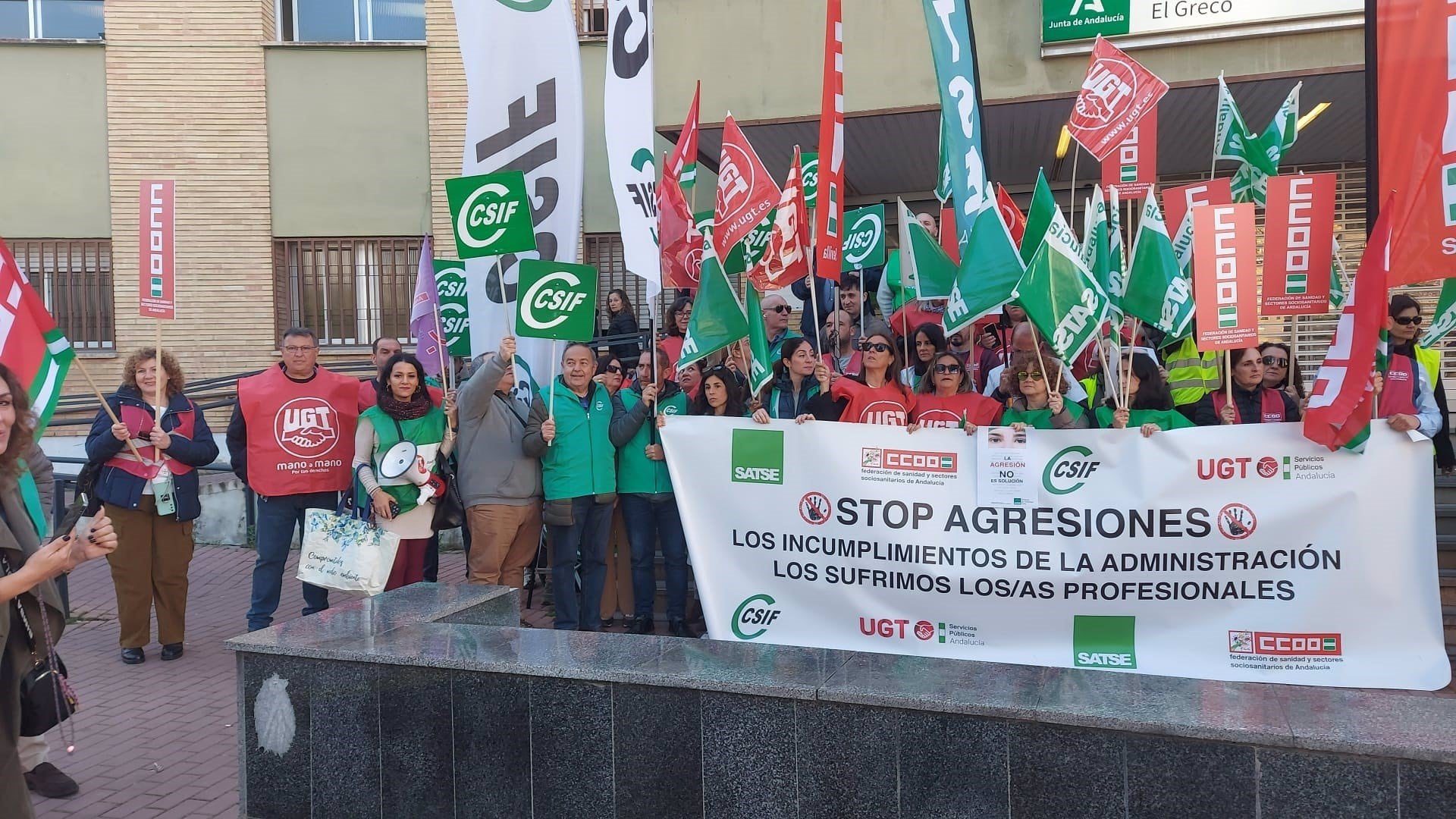 Manifestación contra las agresiones a sanitarios en el centro de salud El Greco, en Sevilla capital. - UGT-A