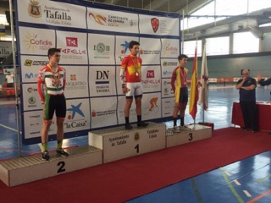 Antonio González, en el tercer cajón del podio del Nacional de Ciclismo en Pista en Tafalla.