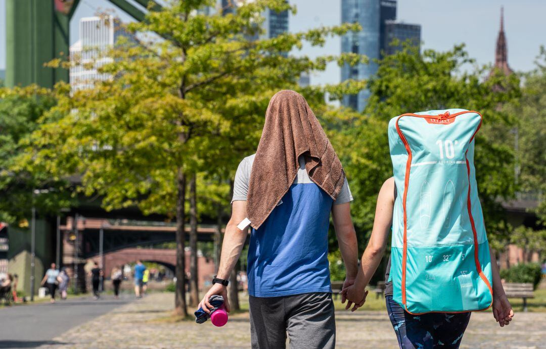 Ni los protectores solares duran varios veranos, ni las gafas caras son mejores para evitar los efectos de las radiaciones solares 