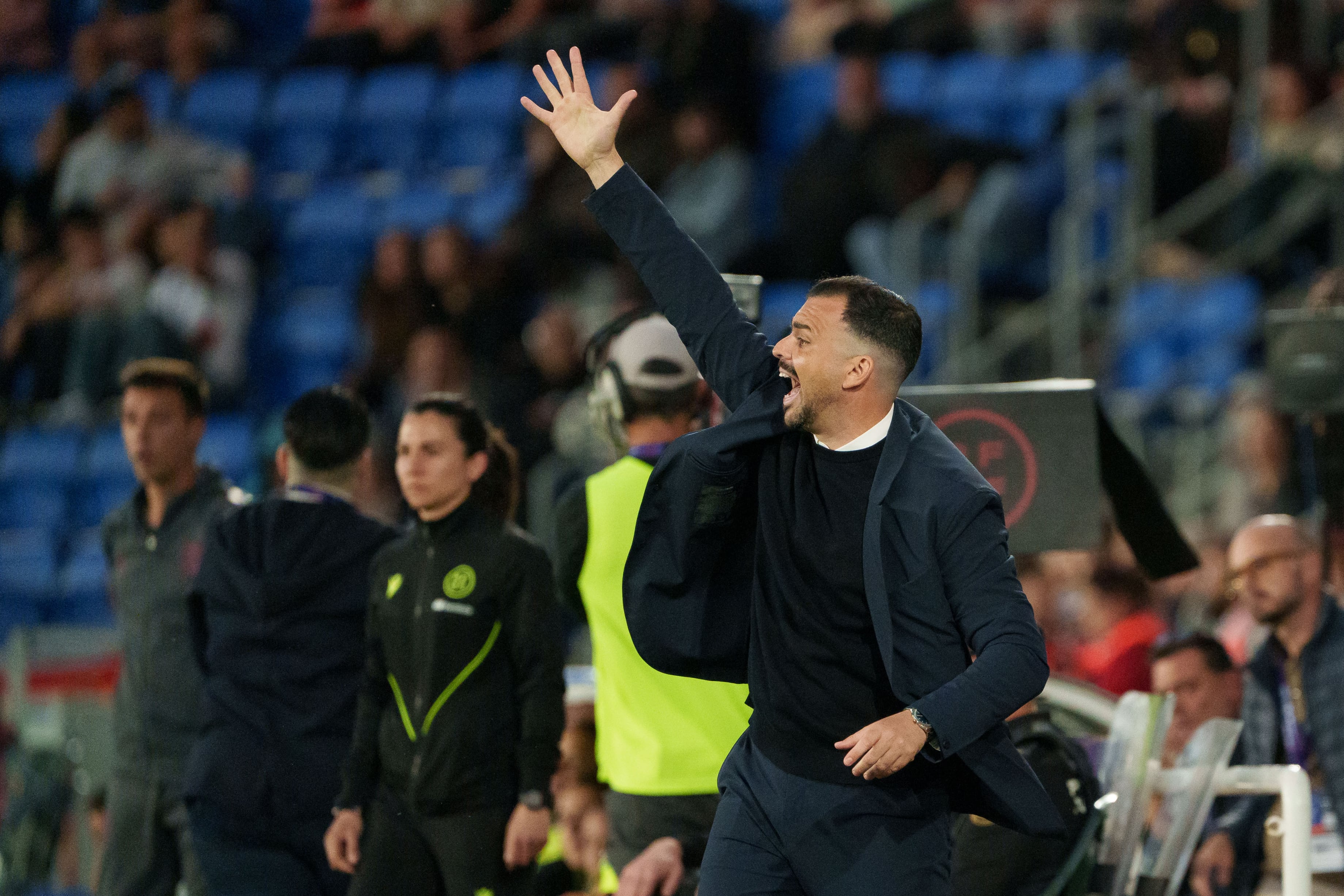 SANTA CURZ DE TENERIFE, 17/03/2026.- El entrenador del Atlético, José Ángel Herrera, durante el partido de vuelta de las semifinales de la Copa de la Reina que Costa Adeje Tenerife y Atlético de Madrid disputan este martes en el estadio Heliodoro Rodríguez López. EFE/Ramón de la Rocha