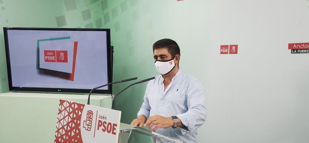 Francisco Reyes en la sede del PSOE provincial.