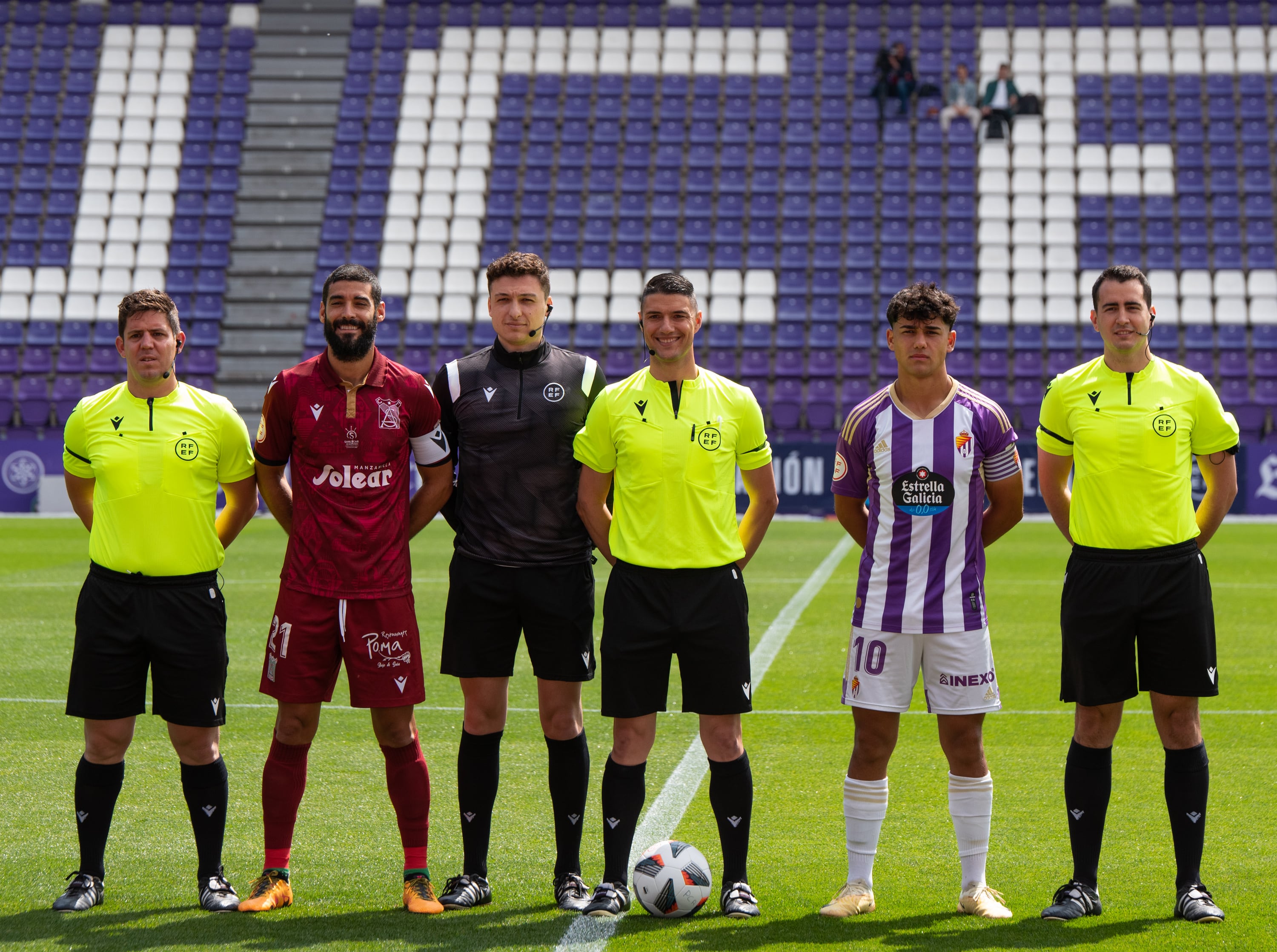 Mur Oto, a la izquierda, de la foto con los colegiados y capitanes