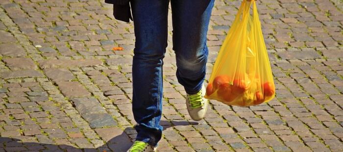 Una persona carga con una bolsa de plástico