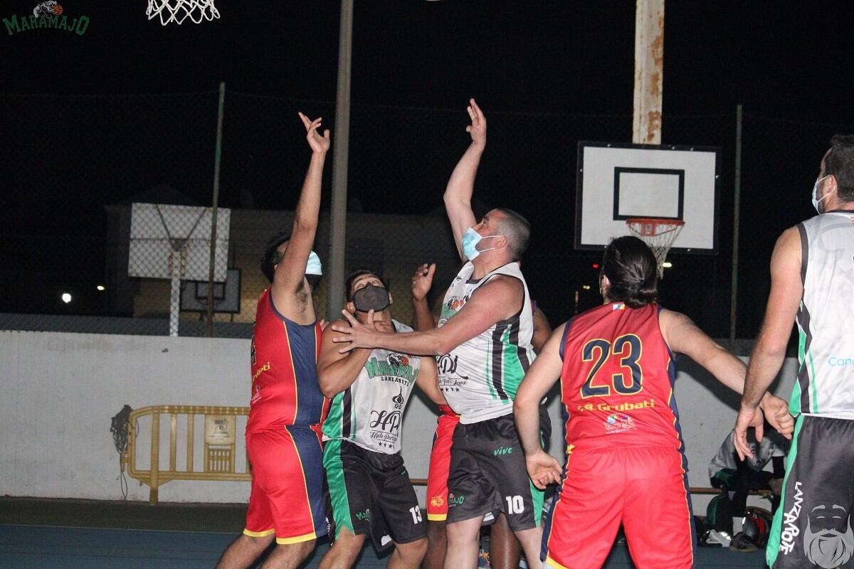 Teguiseños y batateros peleando por el balón.