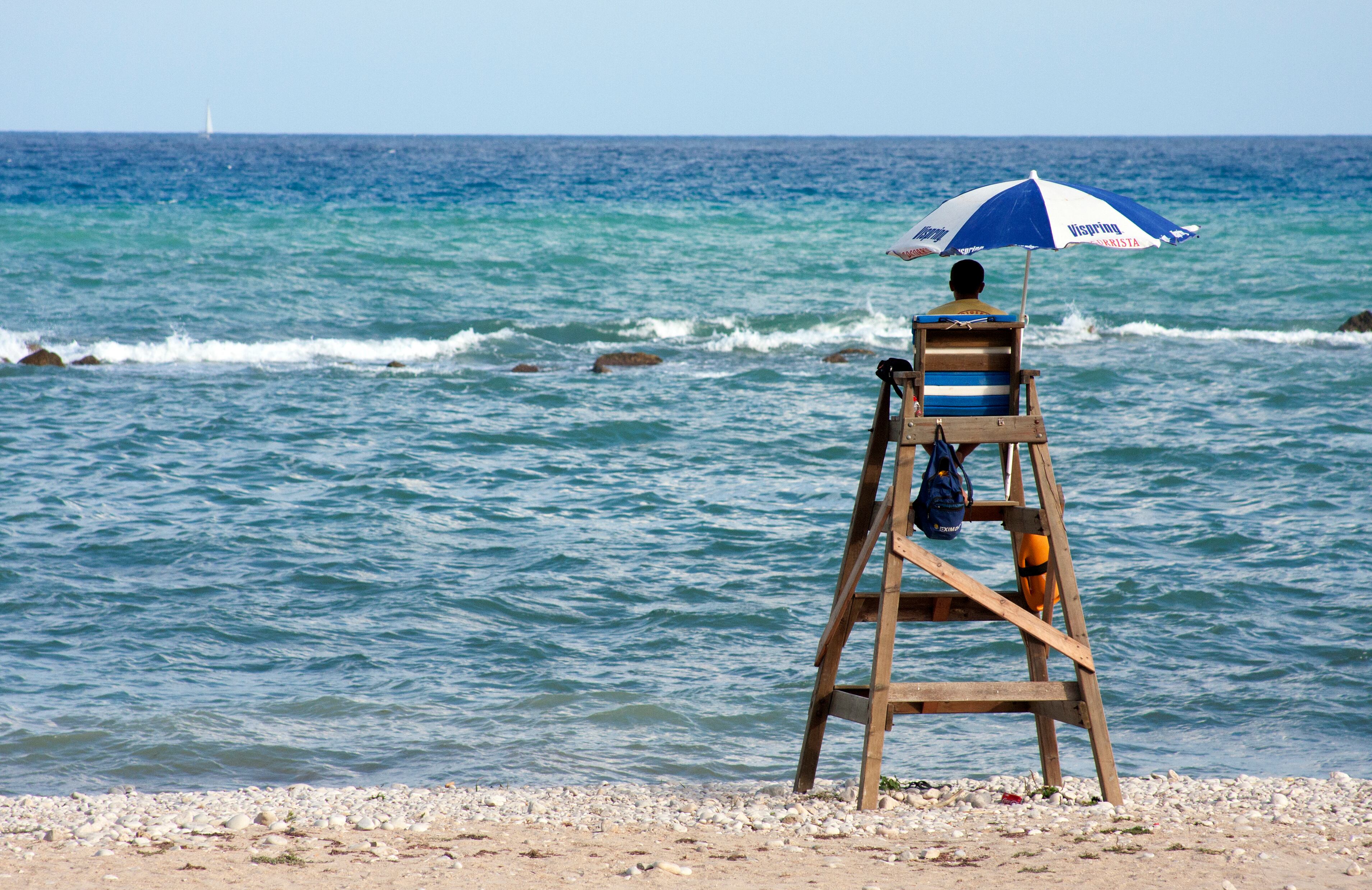 Un socorristas vigila la playa de Altea