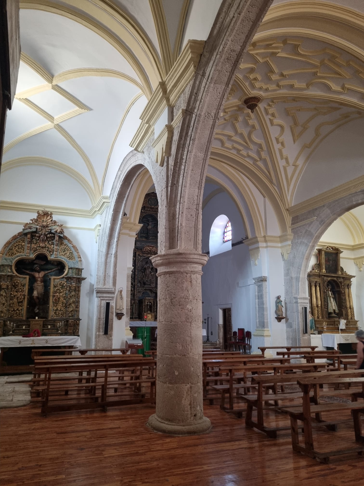 El interior del templo luce su pintura nueva