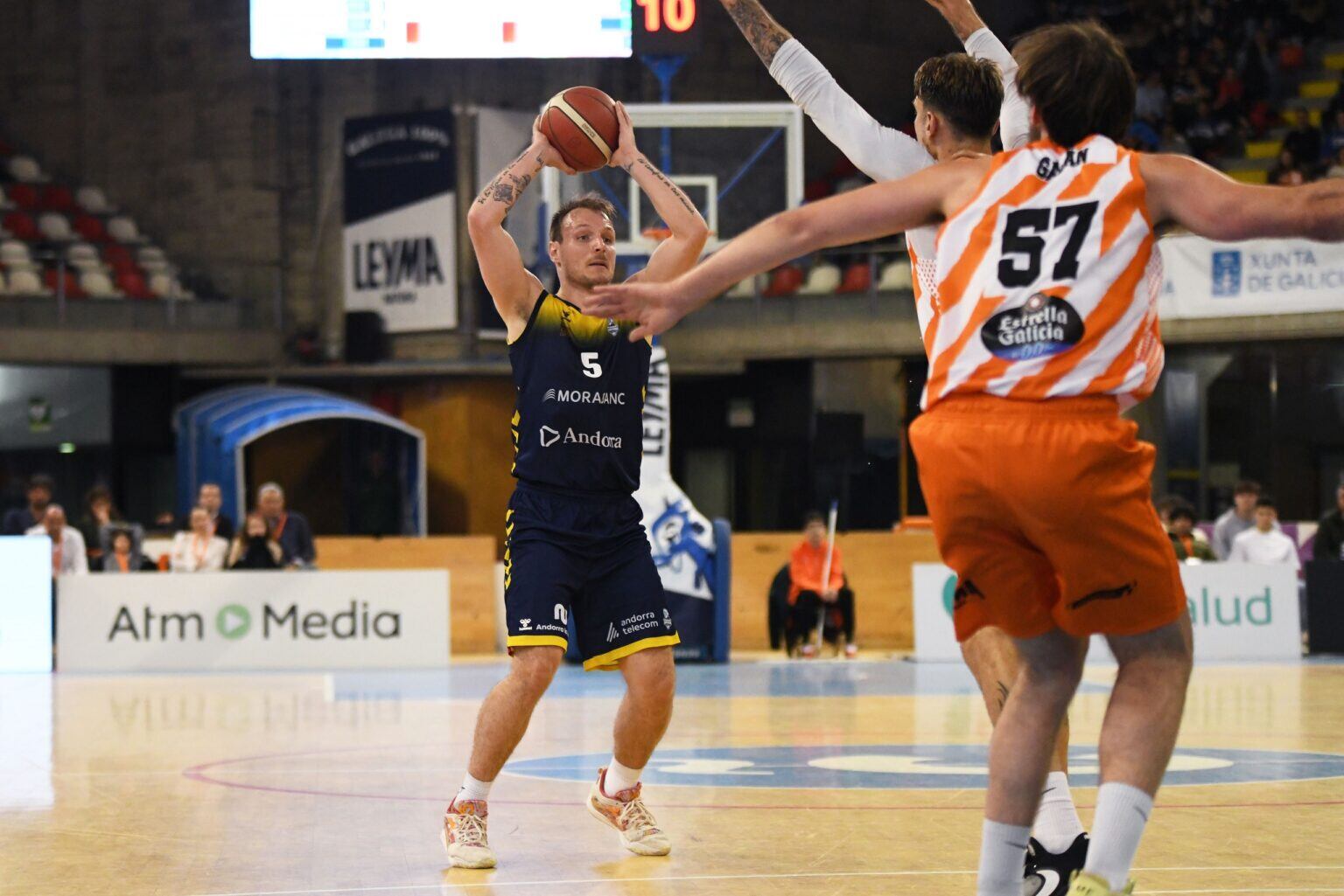 Rafa Luz durant el partit contra el Corunya d'aquest dimecres. El base tricolor va ser clau en la victòria.
