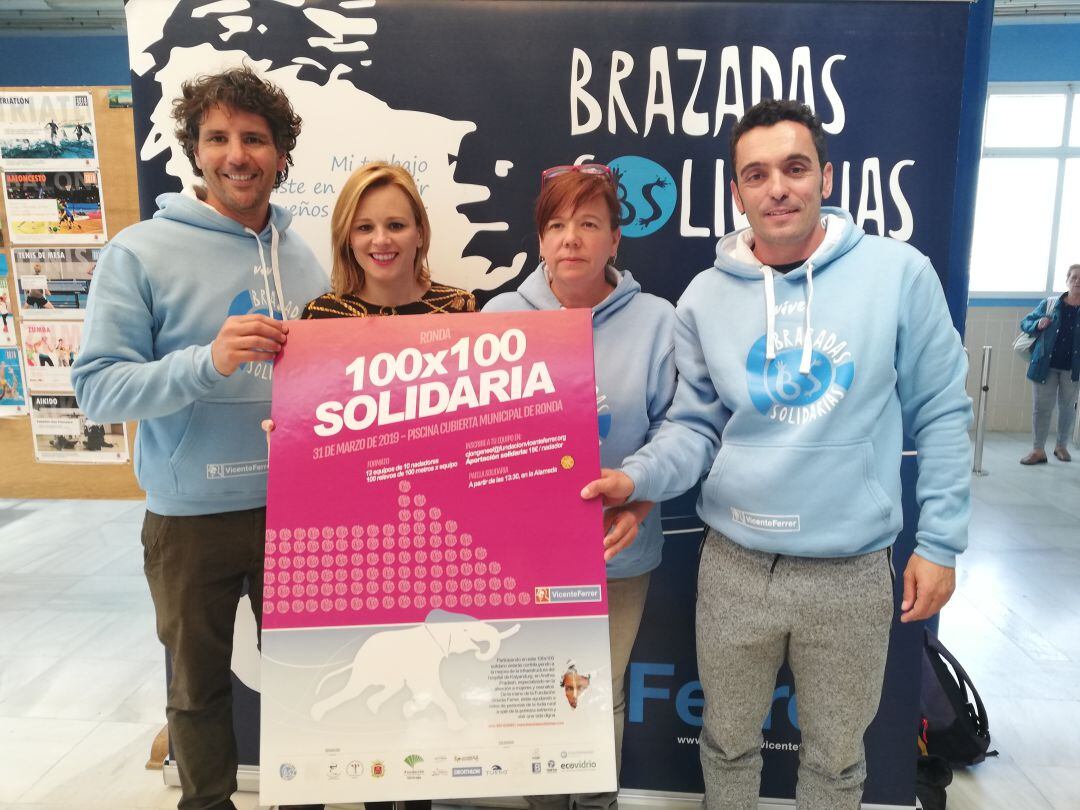 Miembros de la organización de la prueba junto a la delegada municipal de Deportes en la piscina cubierta de Ronda