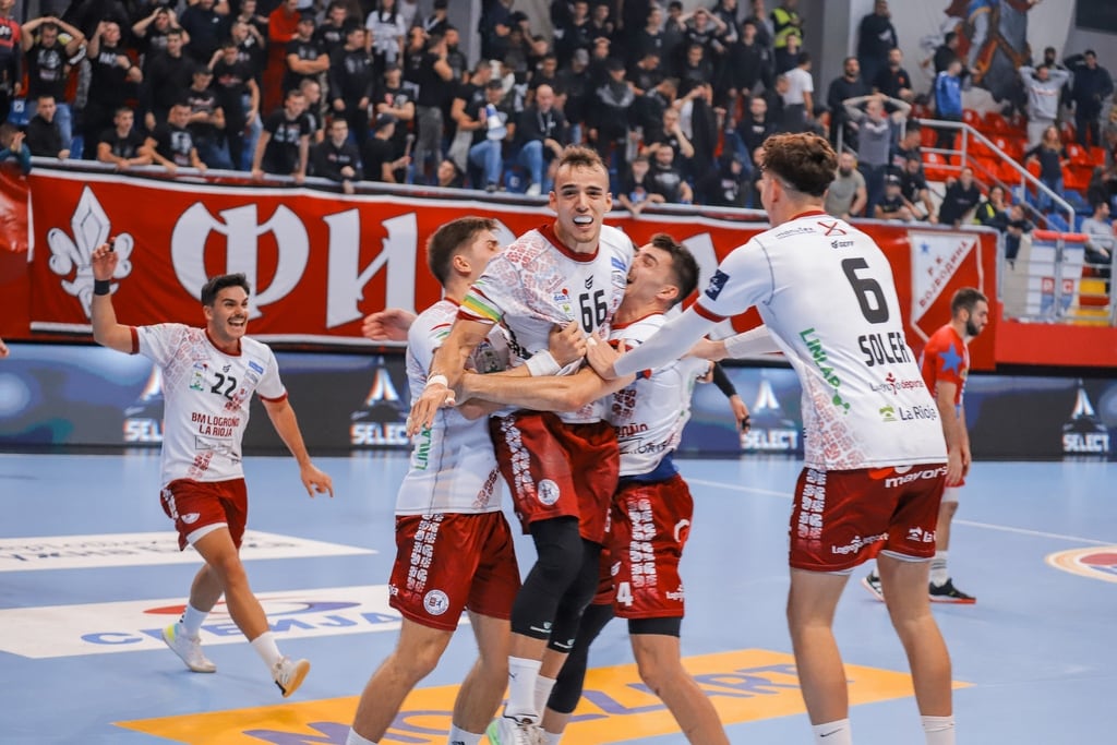 Los jugadores del conjunto riojano abrazan al capitán Eduardo Cadarso en el primer triunfo en la Liga Europea EHF ante RK Vojvodina (24-25) | LabZero Digital.