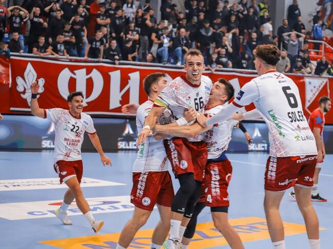 Los jugadores del conjunto riojano abrazan al capitán Eduardo Cadarso en el primer triunfo en la Liga Europea EHF ante RK Vojvodina (24-25) | LabZero Digital.